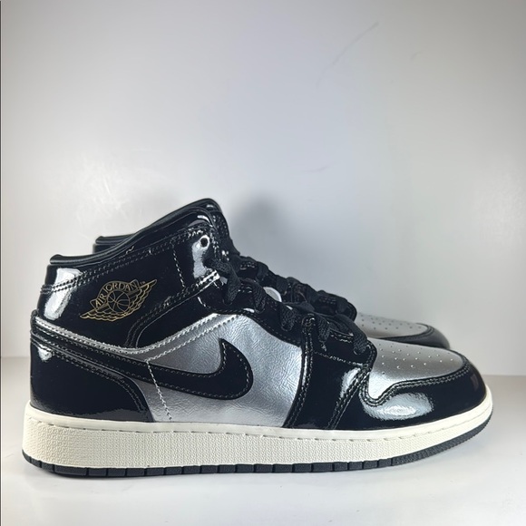 Nike Air Jordan 1 Mid Black Metallic Silver Gold Big Kid's Size 6.5 Sneakers - afp-fysiotherapie.nl